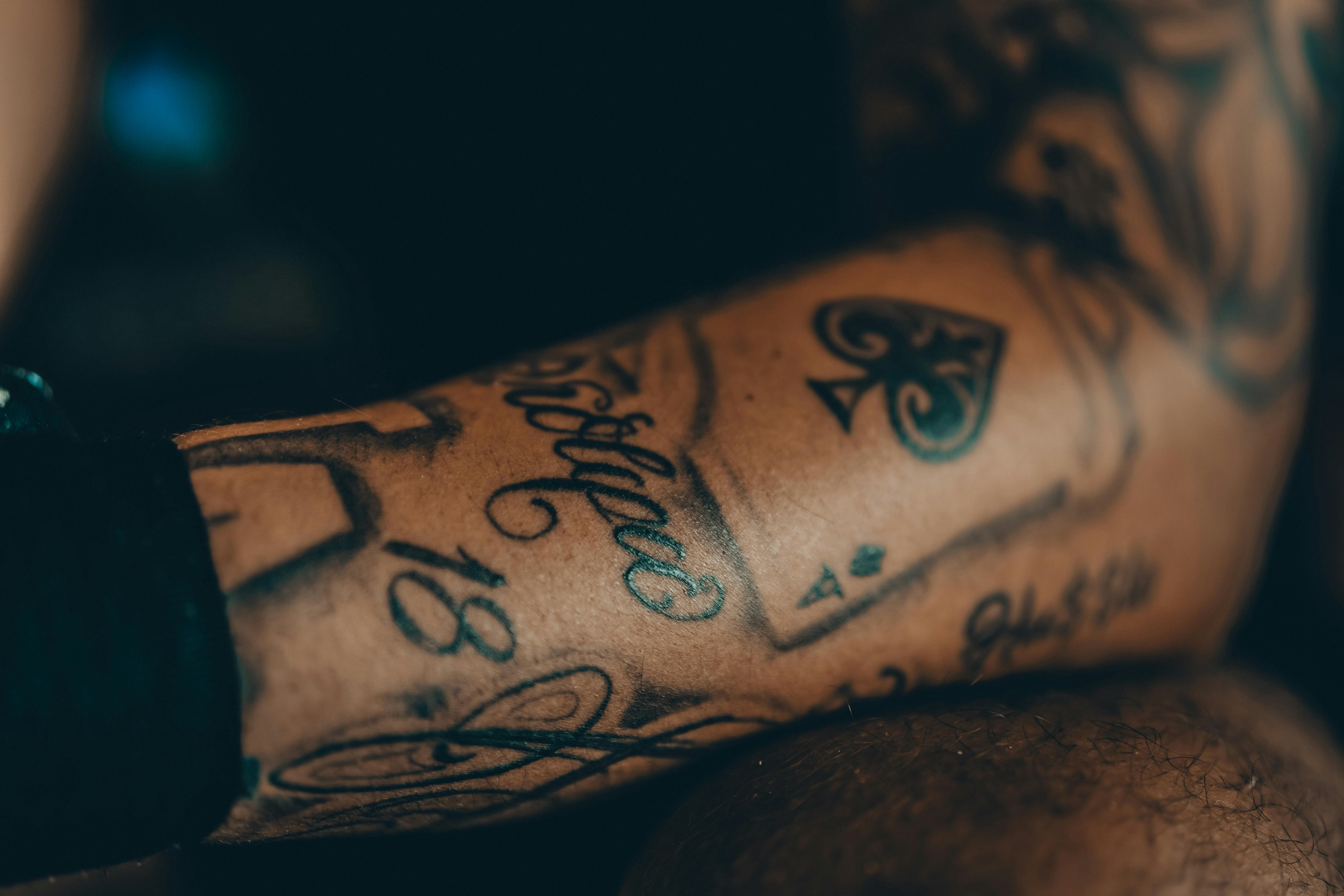 Laser, peau “pure” et retour au neutre : pourquoi tout le monde enlève ses tatouages ?