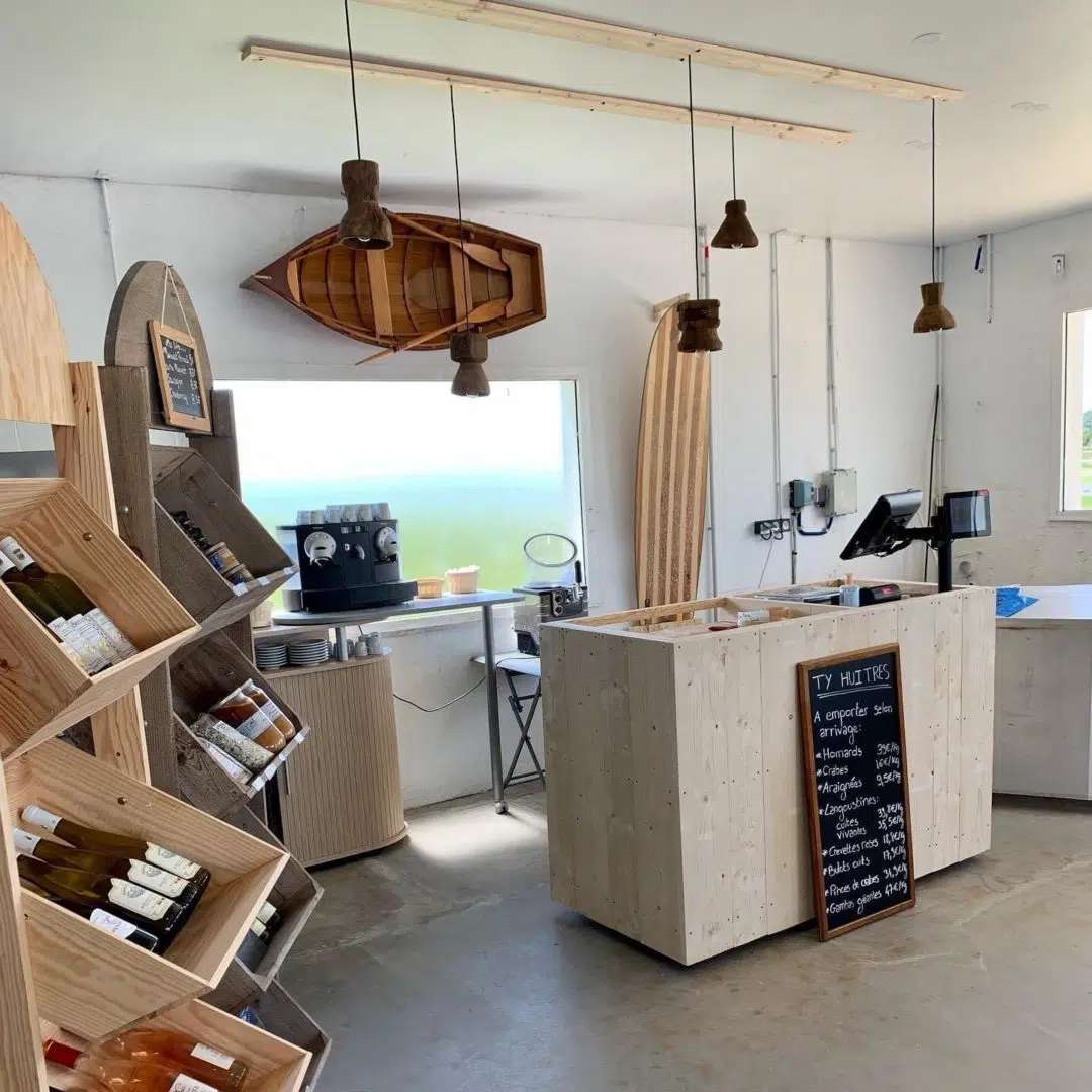 boutique en bois avec étagères de bouteilles
