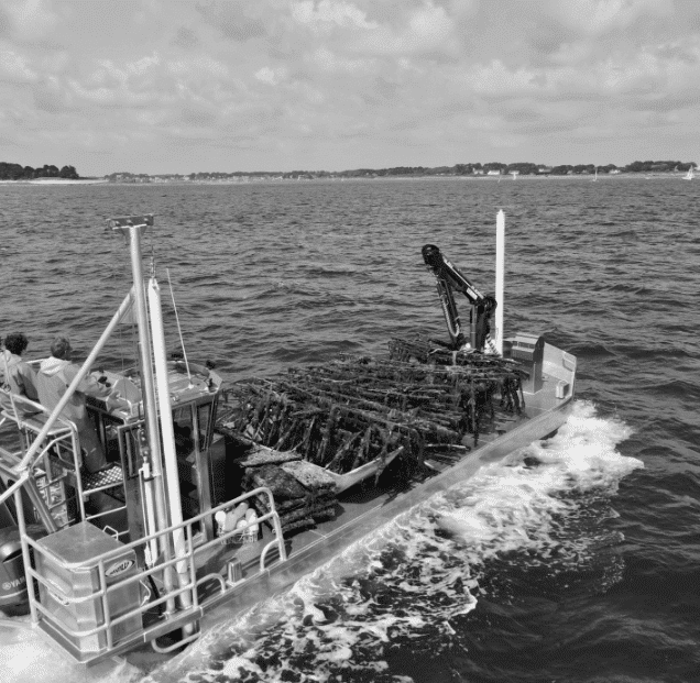 Bateau de pêche à l'huître en mer