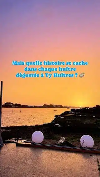 Coucher de soleil sur l'océan avec des parcs à huîtres