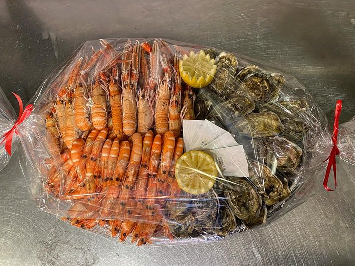 Plateau de fruits de mer avec des crevettes et des huîtres