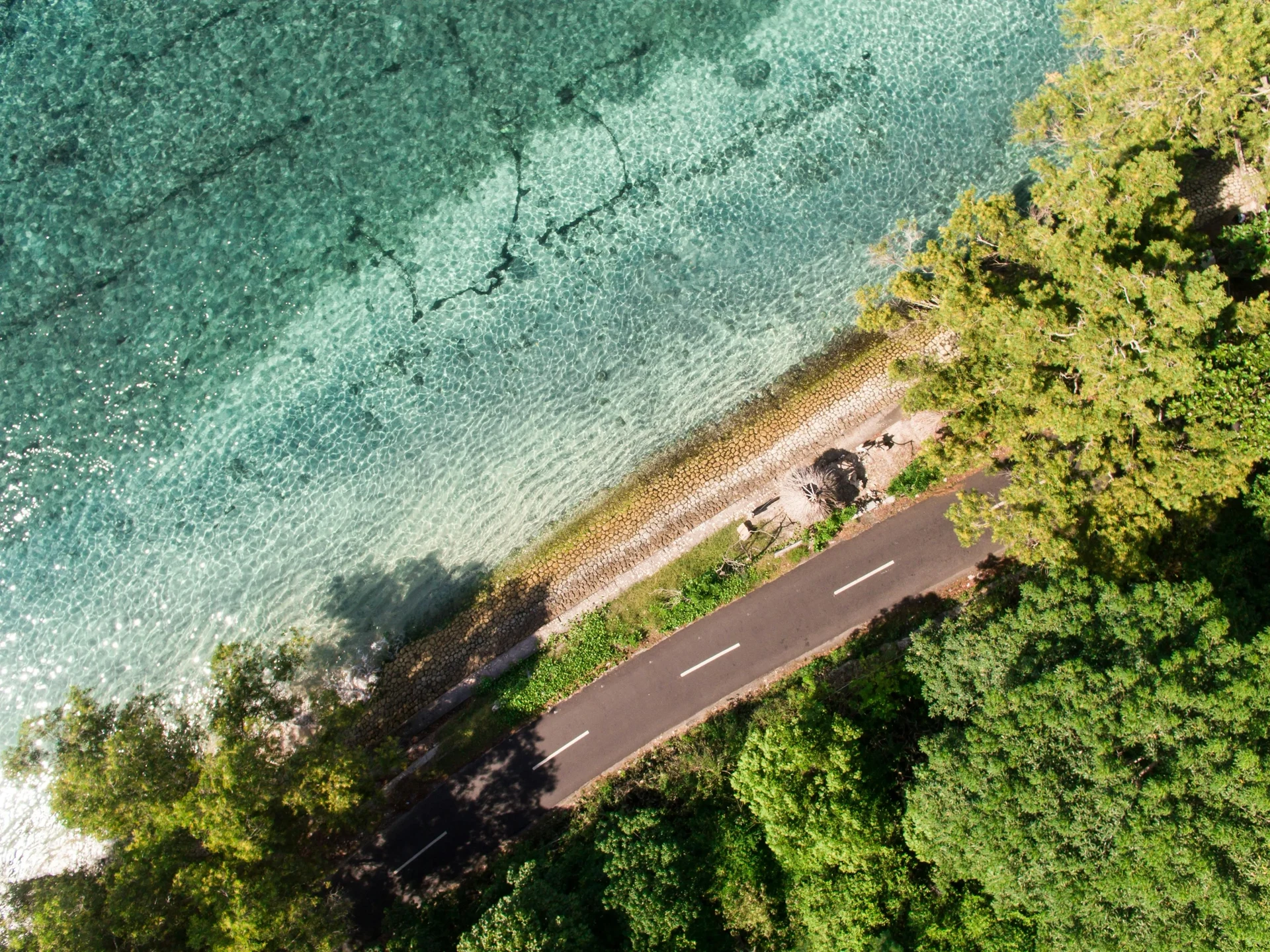 Vue aérienne d'une île tropicale entourée d'un océan turquoise