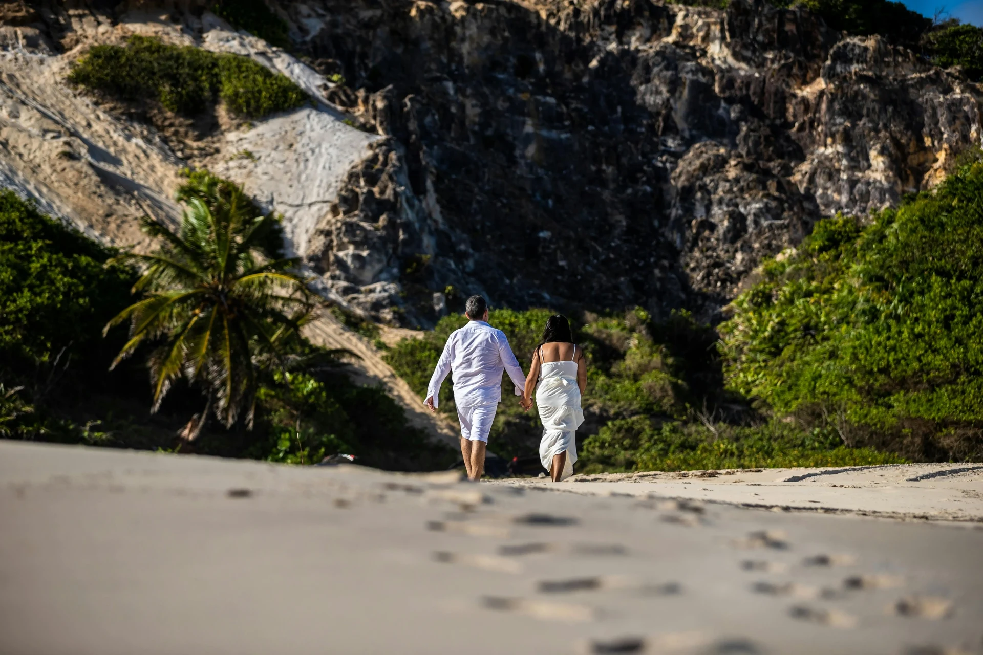 Couple romantique au coucher du soleil — voyage de noces Amanéa
